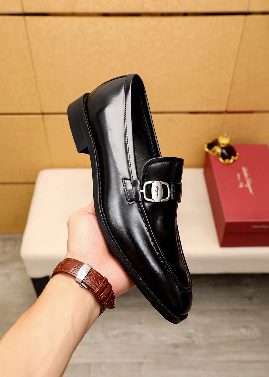Men's shoes 💰400 💐 Product trademark: Ferragamo "Ferragamo" casual leather shoes Regular size: 39-44 (38.45.46🉑️Customized) Product materials: Selected imported open-edge beaded calfskin upper + classic hardware buckle, imported pig leather lining. Strong three-dimensional visual effect, non-slip and wear-resistant combination outsole Color: 1⃣️color optional